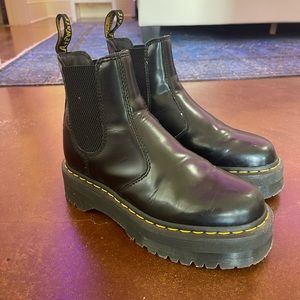 Doc Marten Black 2976 SMOOTH LEATHER PLATFORM CHELSEA BOOTS size 7